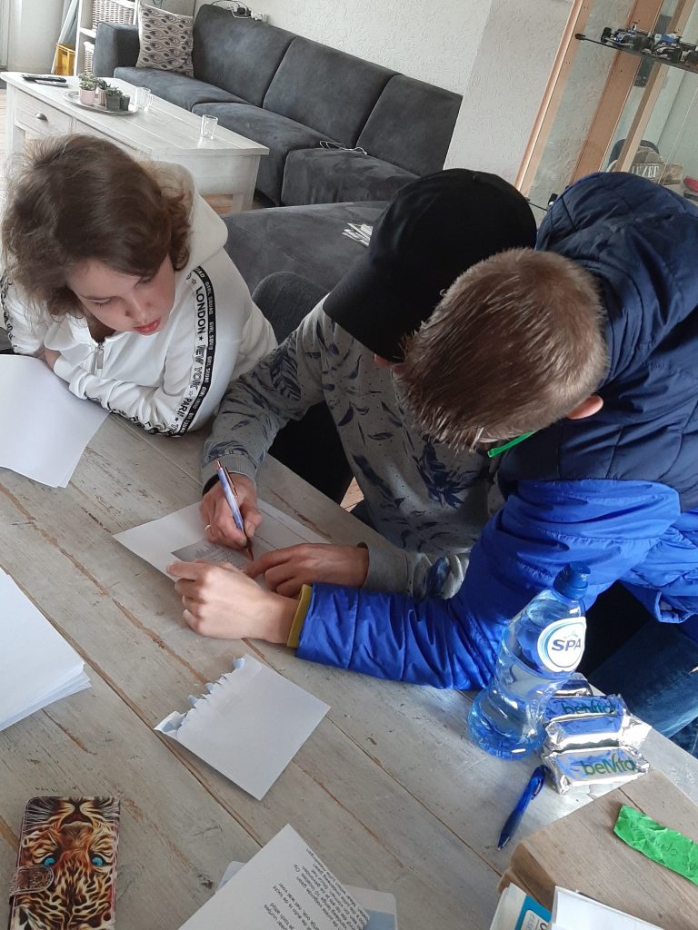 Kinderen doen puzzeltocht op Texel met opdrachten en pen en papier